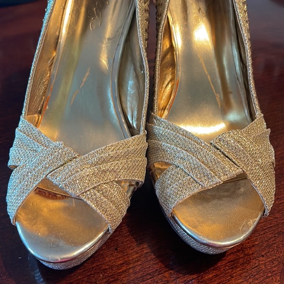Gold open toe pumps. Brand Celeste. - Picture 7 of 7
